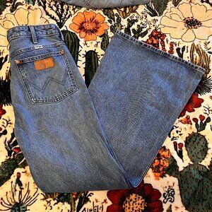 Distressed Wrangler Wanderer 622 Bell Bottoms - Size 29x32 (NWOT)